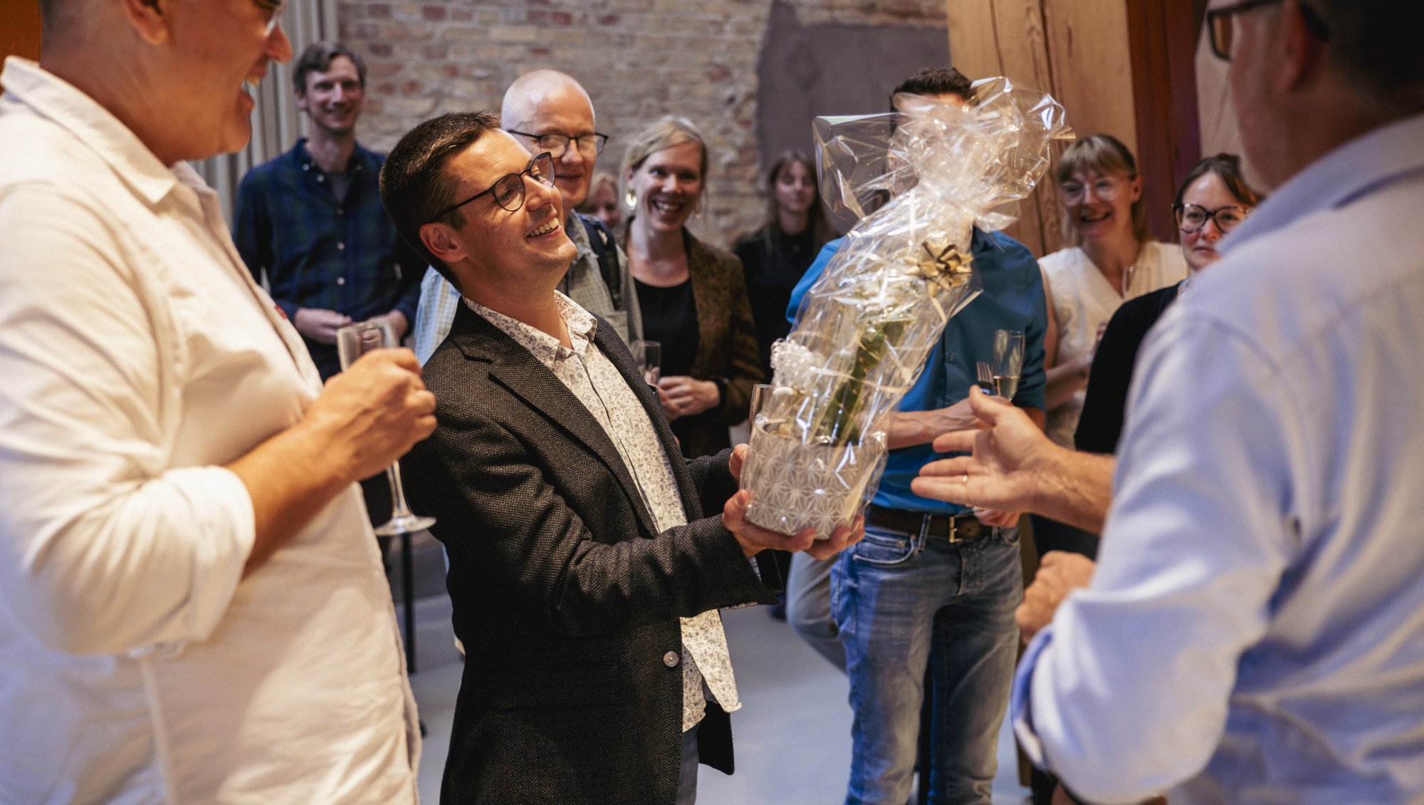 Bjørn receving a gift from Poul Nissen