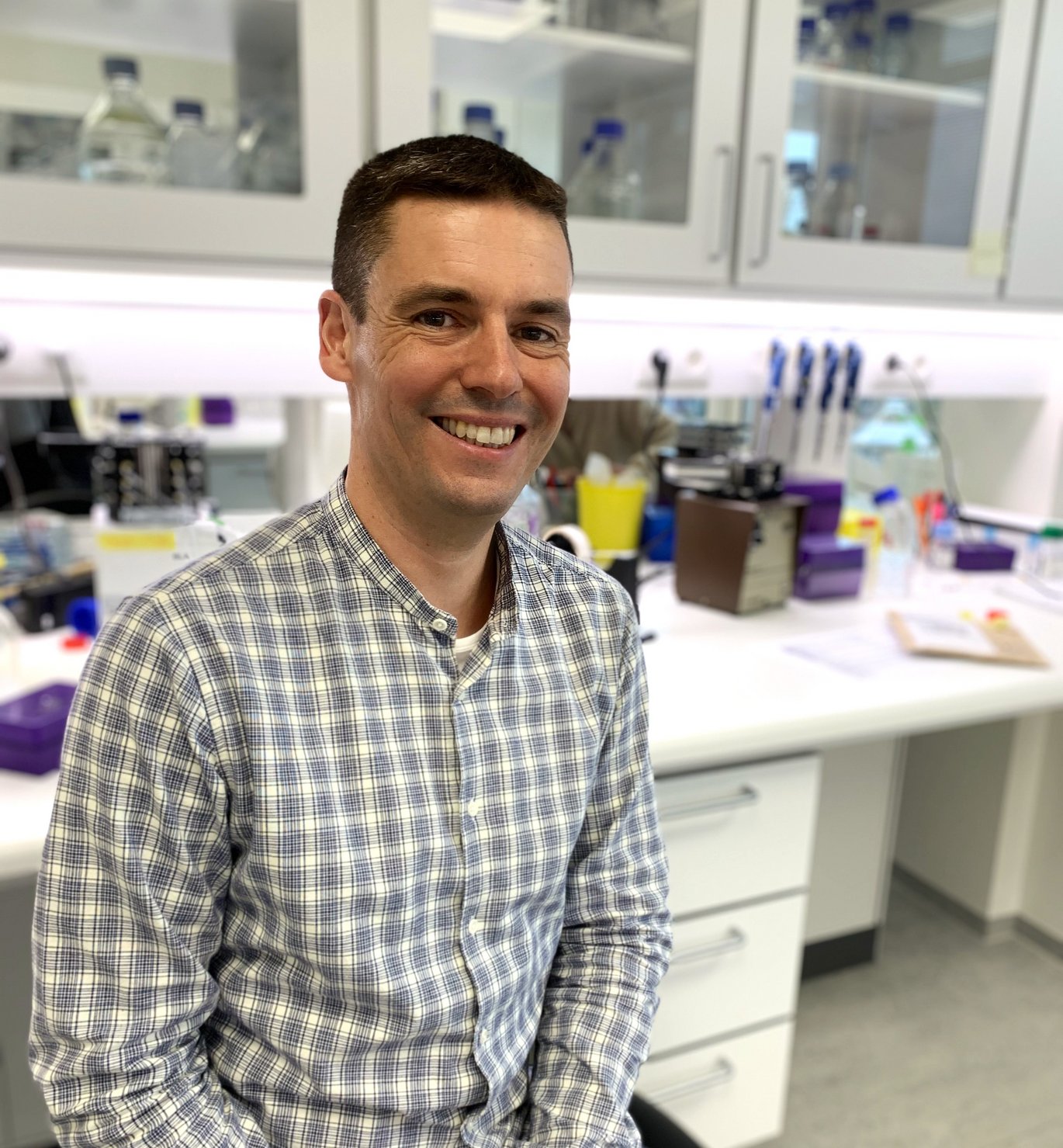 Professor Bjørn Panyella Pedersen in his lab